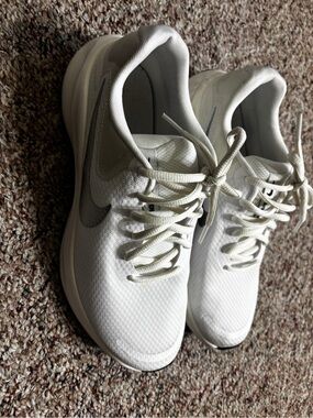 🚨final sale🚨 Women’s White Nike Revolution Sneaker